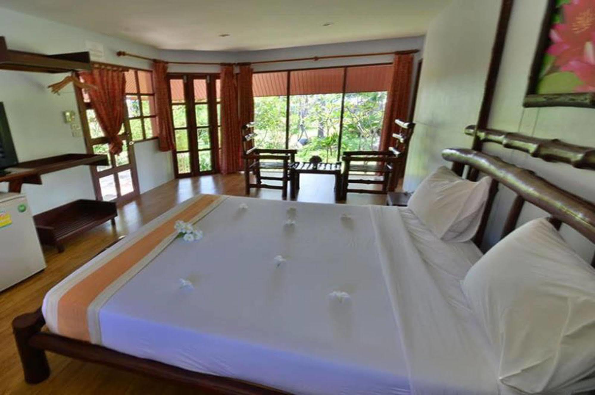 Alongkot Beach Resort Khanom Ngoại thất bức ảnh