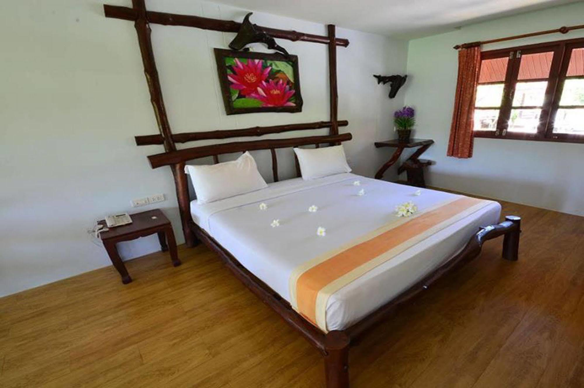 Alongkot Beach Resort Khanom Ngoại thất bức ảnh