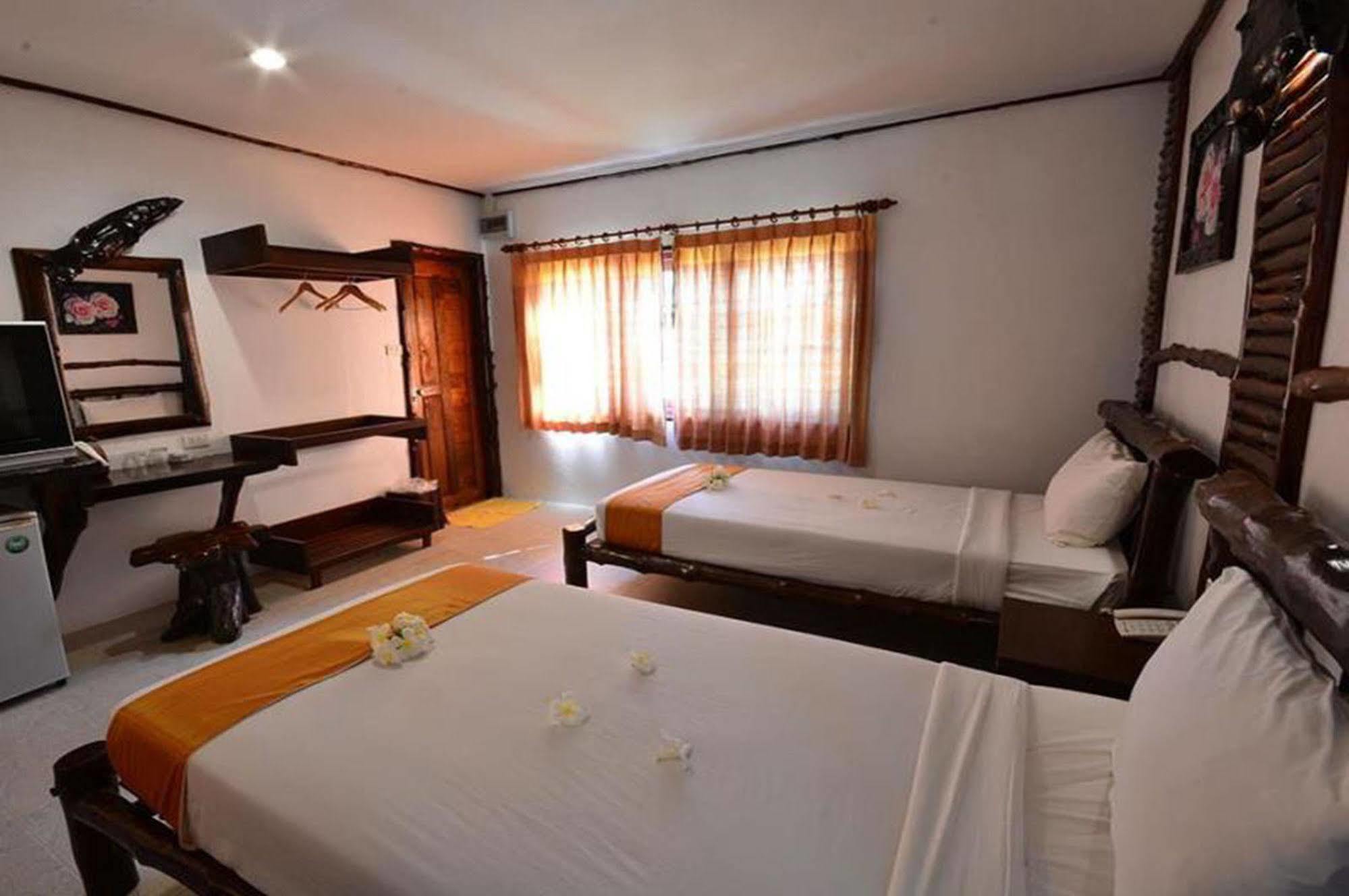 Alongkot Beach Resort Khanom Ngoại thất bức ảnh