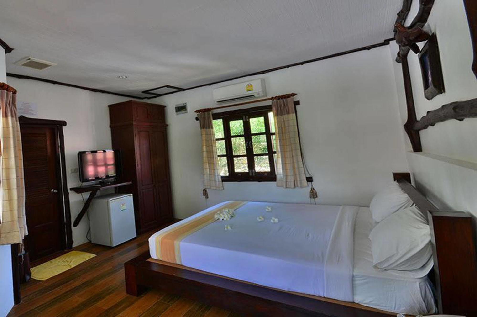 Alongkot Beach Resort Khanom Ngoại thất bức ảnh