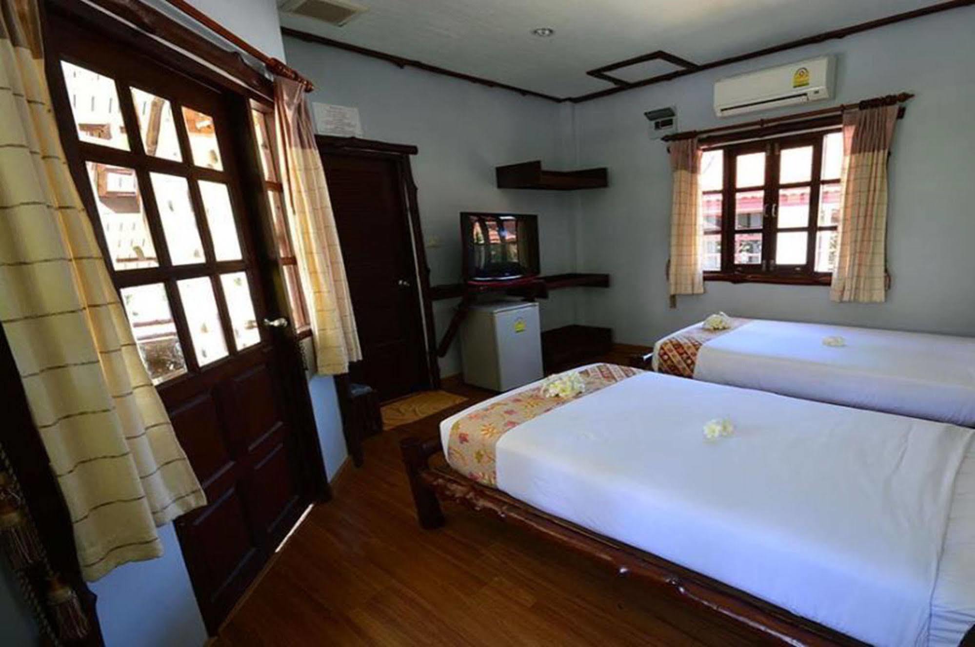 Alongkot Beach Resort Khanom Ngoại thất bức ảnh