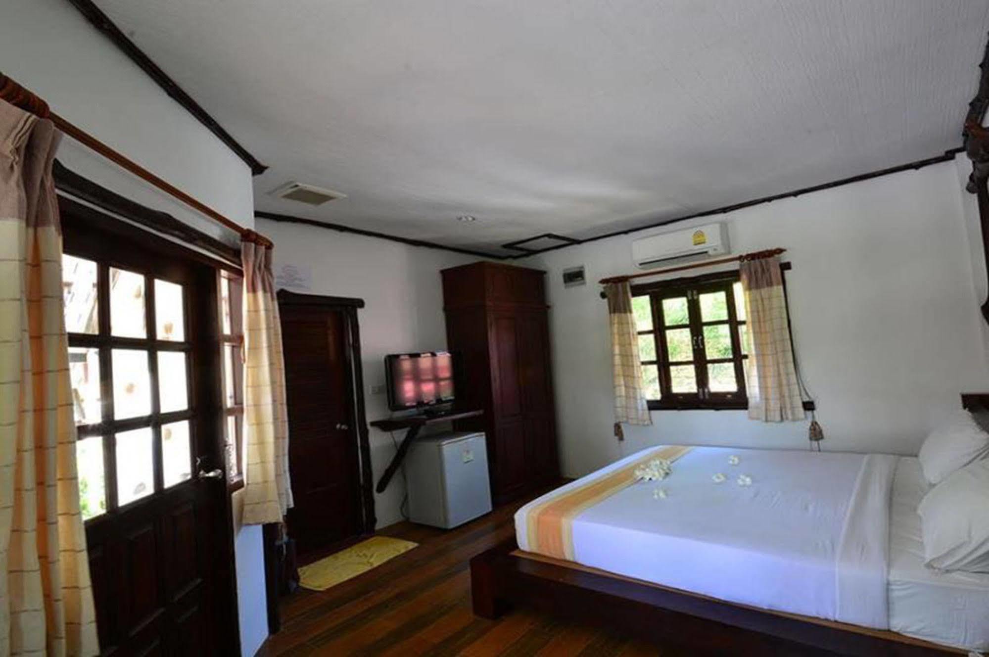 Alongkot Beach Resort Khanom Ngoại thất bức ảnh
