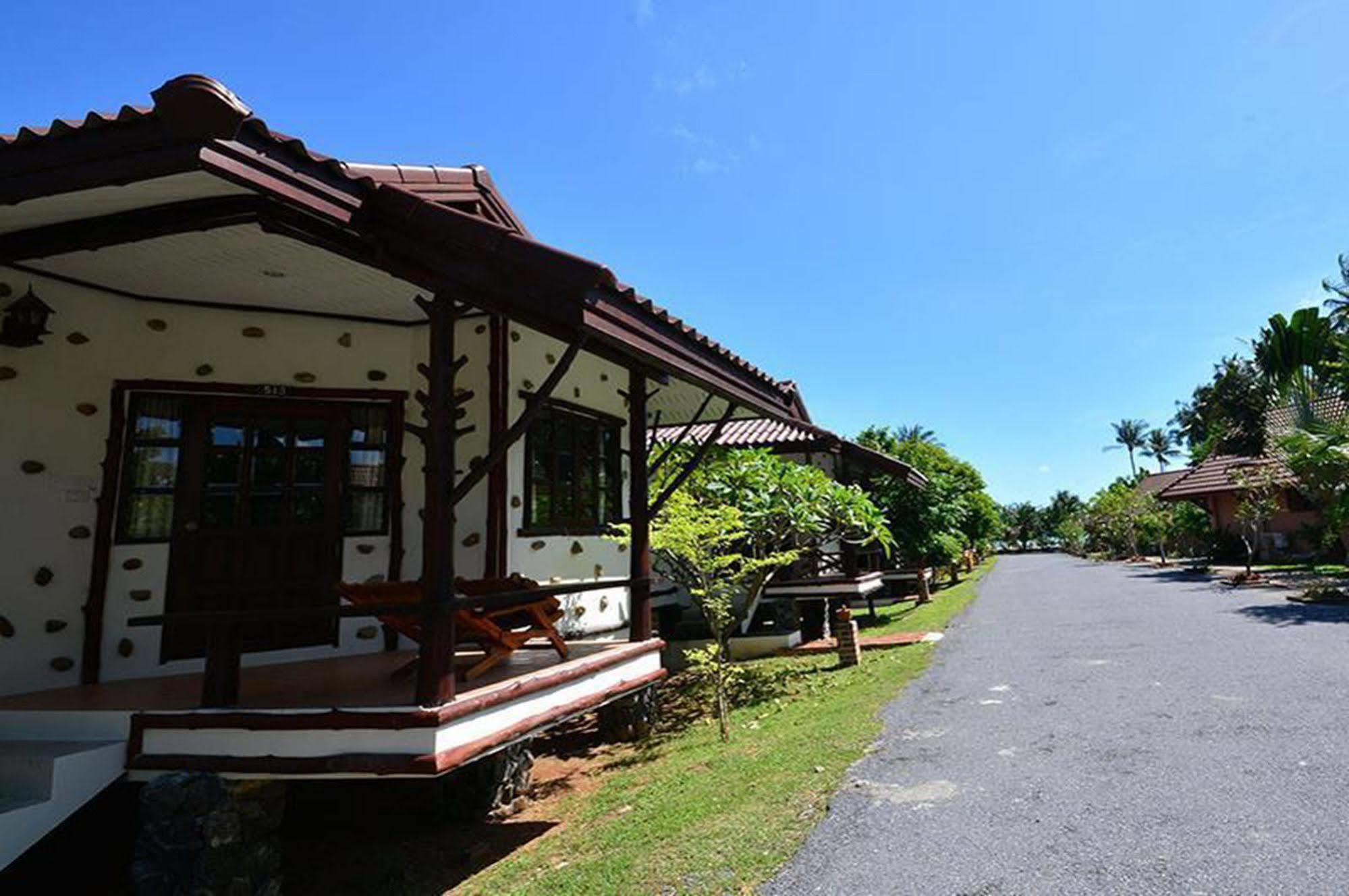 Alongkot Beach Resort Khanom Ngoại thất bức ảnh