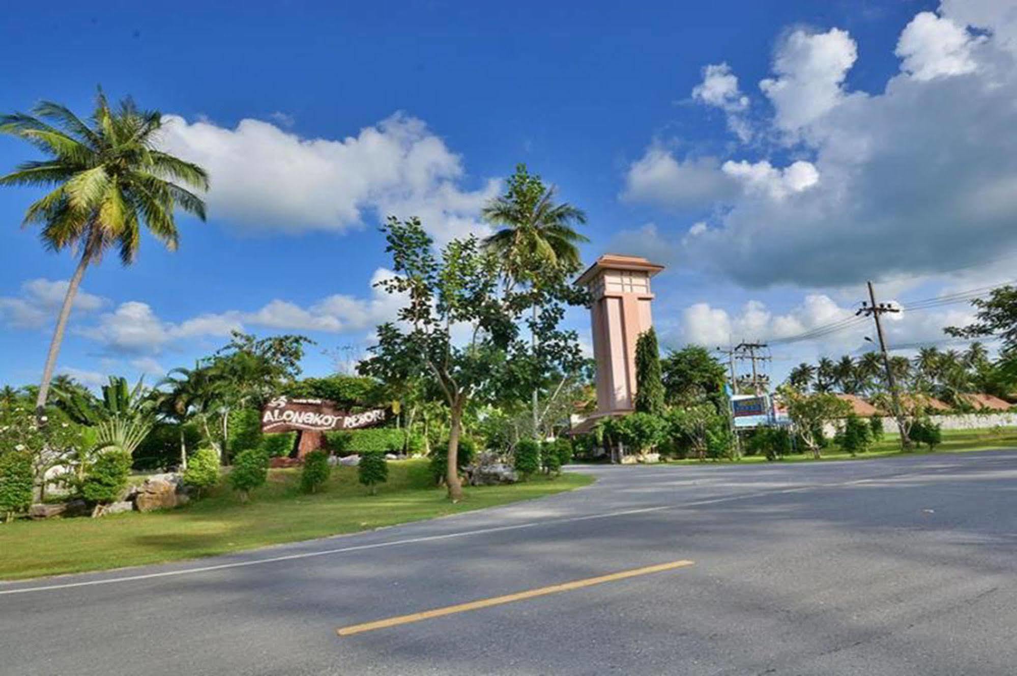 Alongkot Beach Resort Khanom Ngoại thất bức ảnh